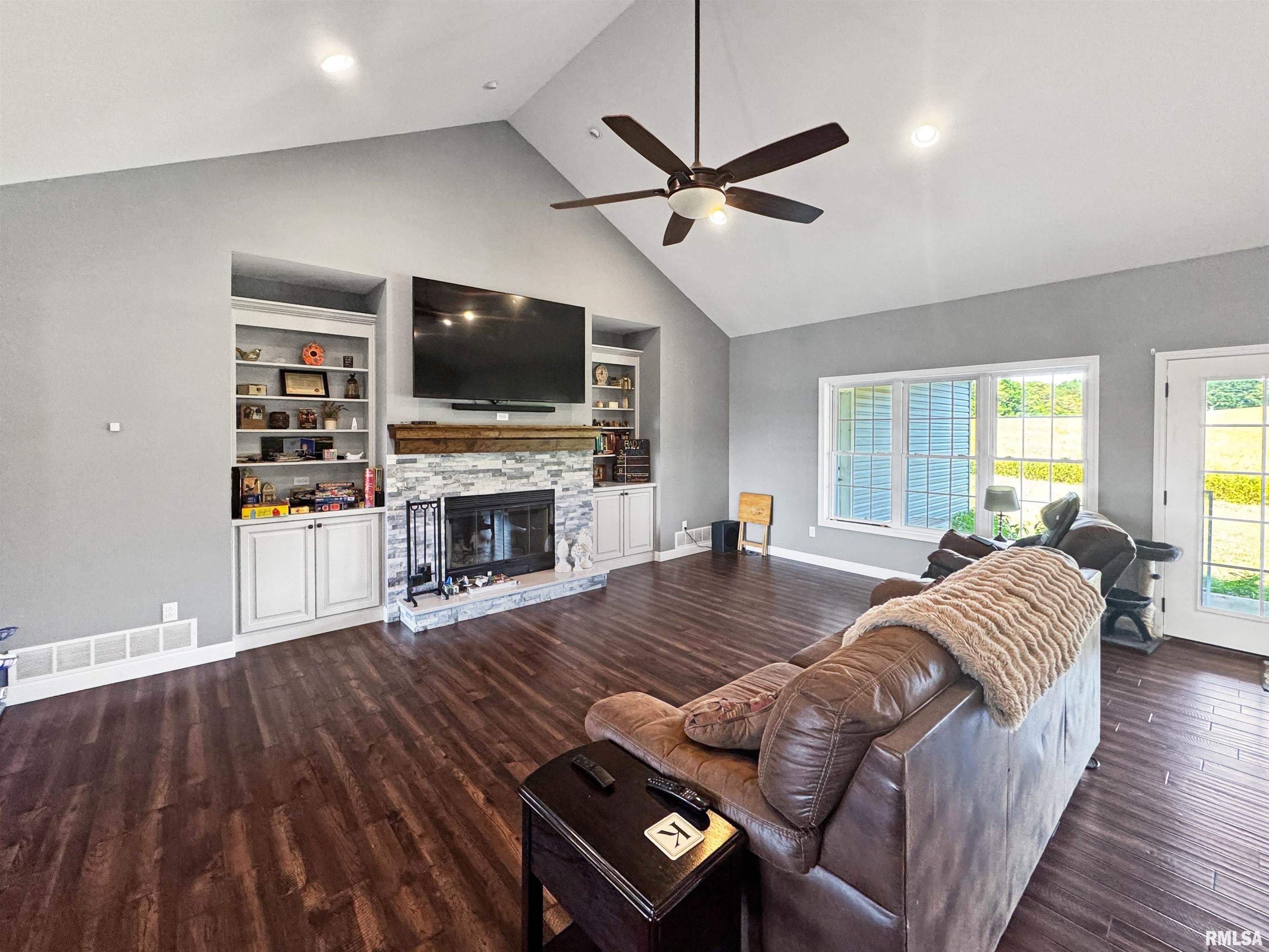 17301 Sandy Bend Road Rushville, IL 62681 - Photo 4 of 24