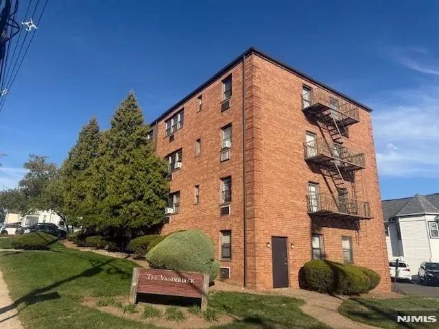 $2,000 | 60 Vanderbeck Place, Unit 2C, Hackensack, NJ 07601