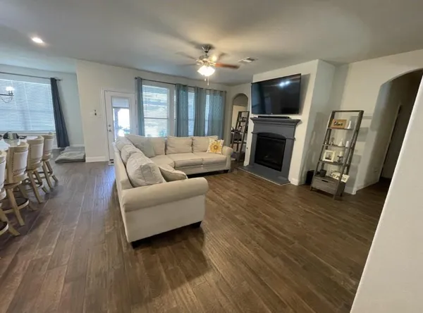 $2,600 | 2917 Grizzly Road, Aubrey, TX 76227