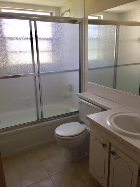 313 Preston H, Unit 313 Boca Raton, FL 33434 - Photo 9 of 18 Bathroom
