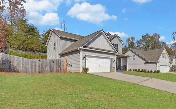 a view of a house with a yard