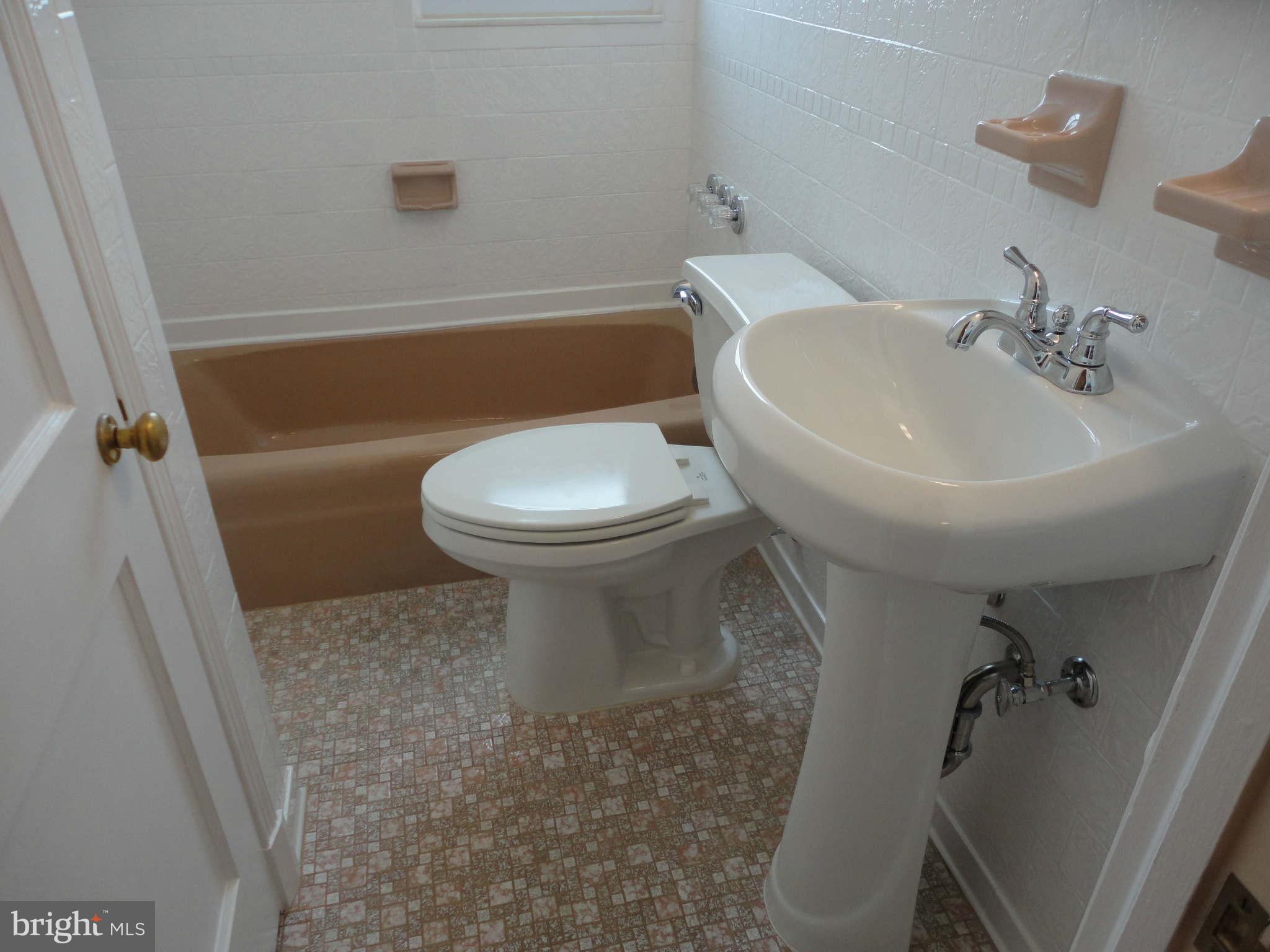 1907 Eastfield Road Baltimore, MD 21222 - Photo 14 of 21 Bath