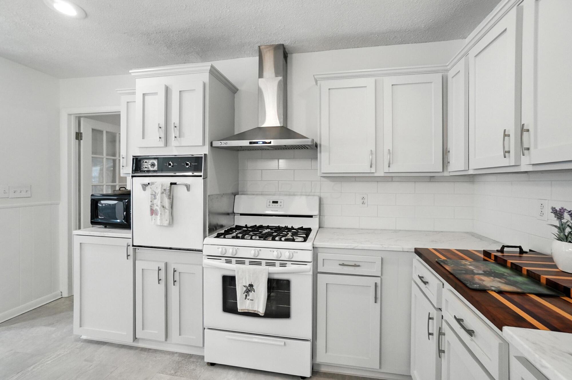 311 North Hamilton Road Columbus, OH 43230 - Photo 2 of 45 012