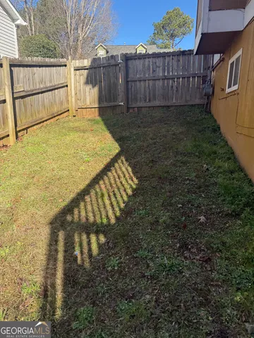a view of a back yard