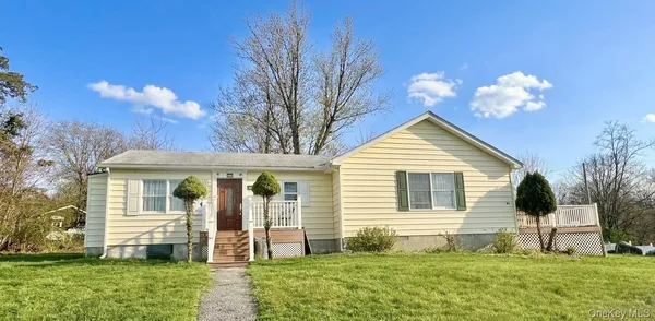 a view of a house with a yard