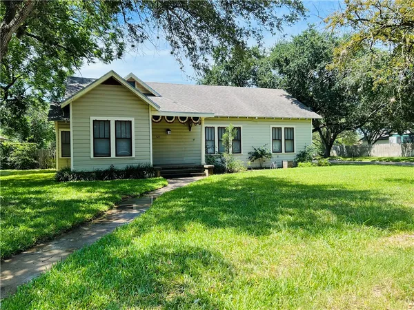 $259,900 | 629 West Henrietta Avenue, Kingsville, TX 78363