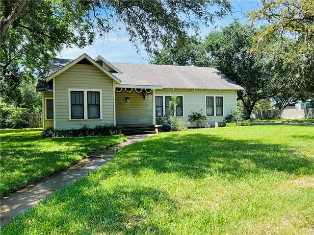 a view of a house with yard and garden