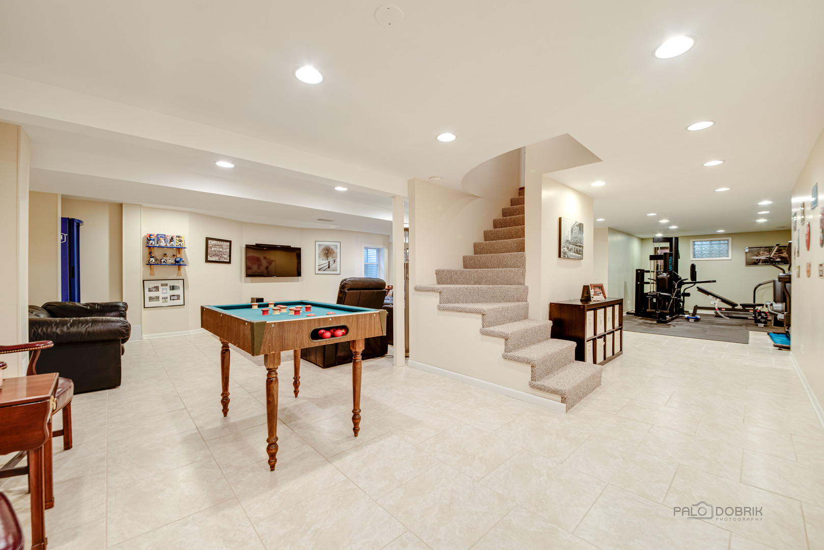 80 North Ridge Road Lake Forest, IL 60045 - Photo 27 of 36 a living room with furniture and a table