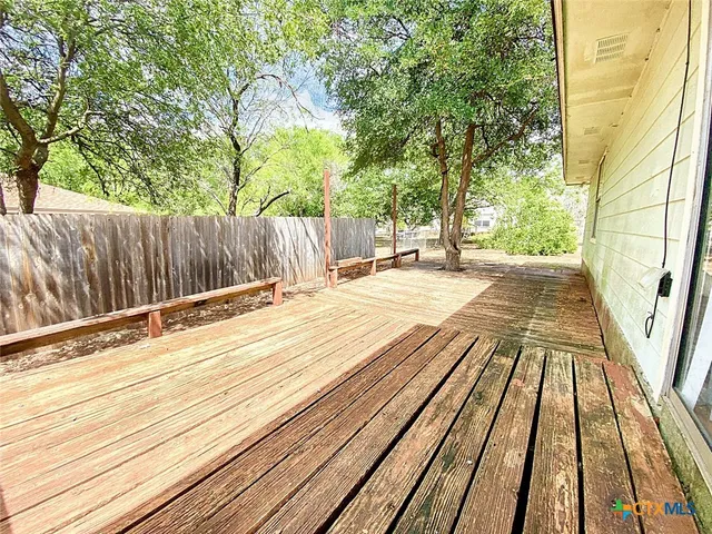 a view of back yard of the house