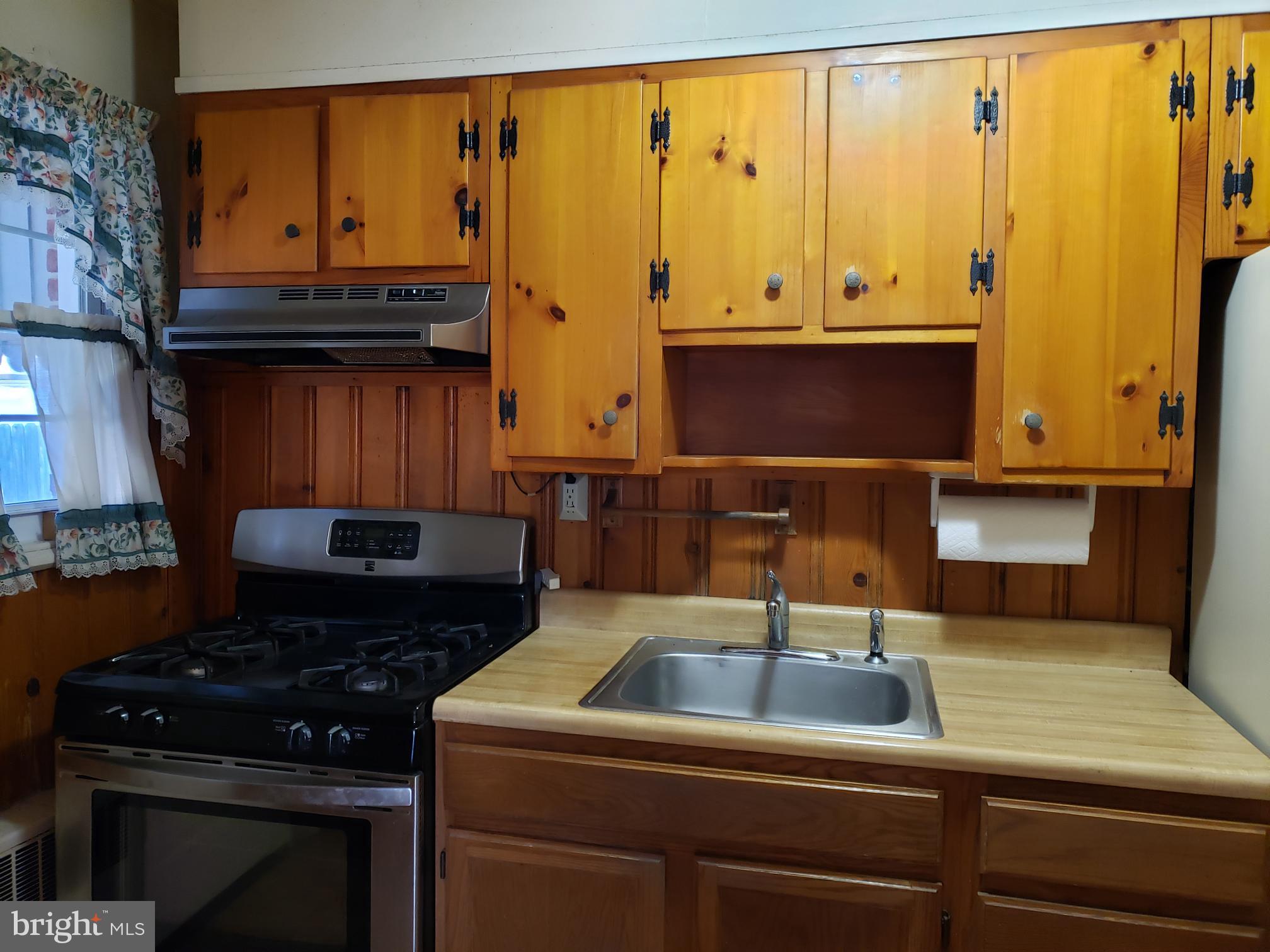 8500 Willow Oak Road Baltimore, MD 21234 - Photo 5 of 19 Kitchen with Gas Stove