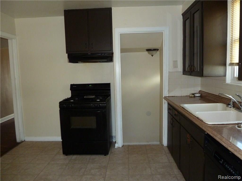 22146 Virginia Eastpointe, MI 48021 - Photo 8 of 18 Kit 2.JPG