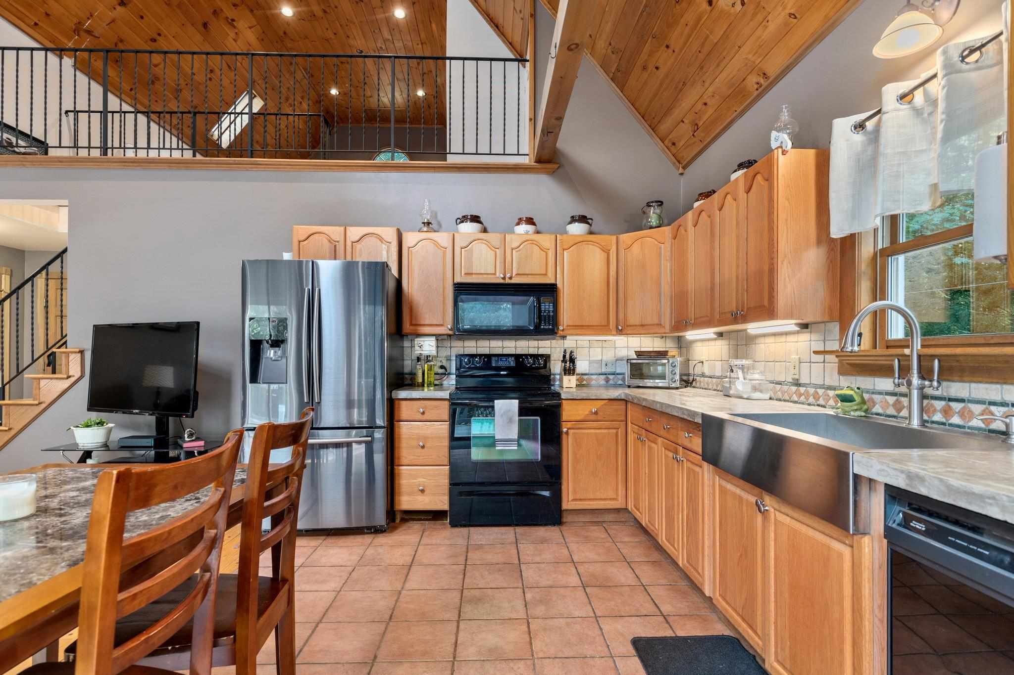 223 North Road Sandown, NH 03873 - Photo 6 of 36
