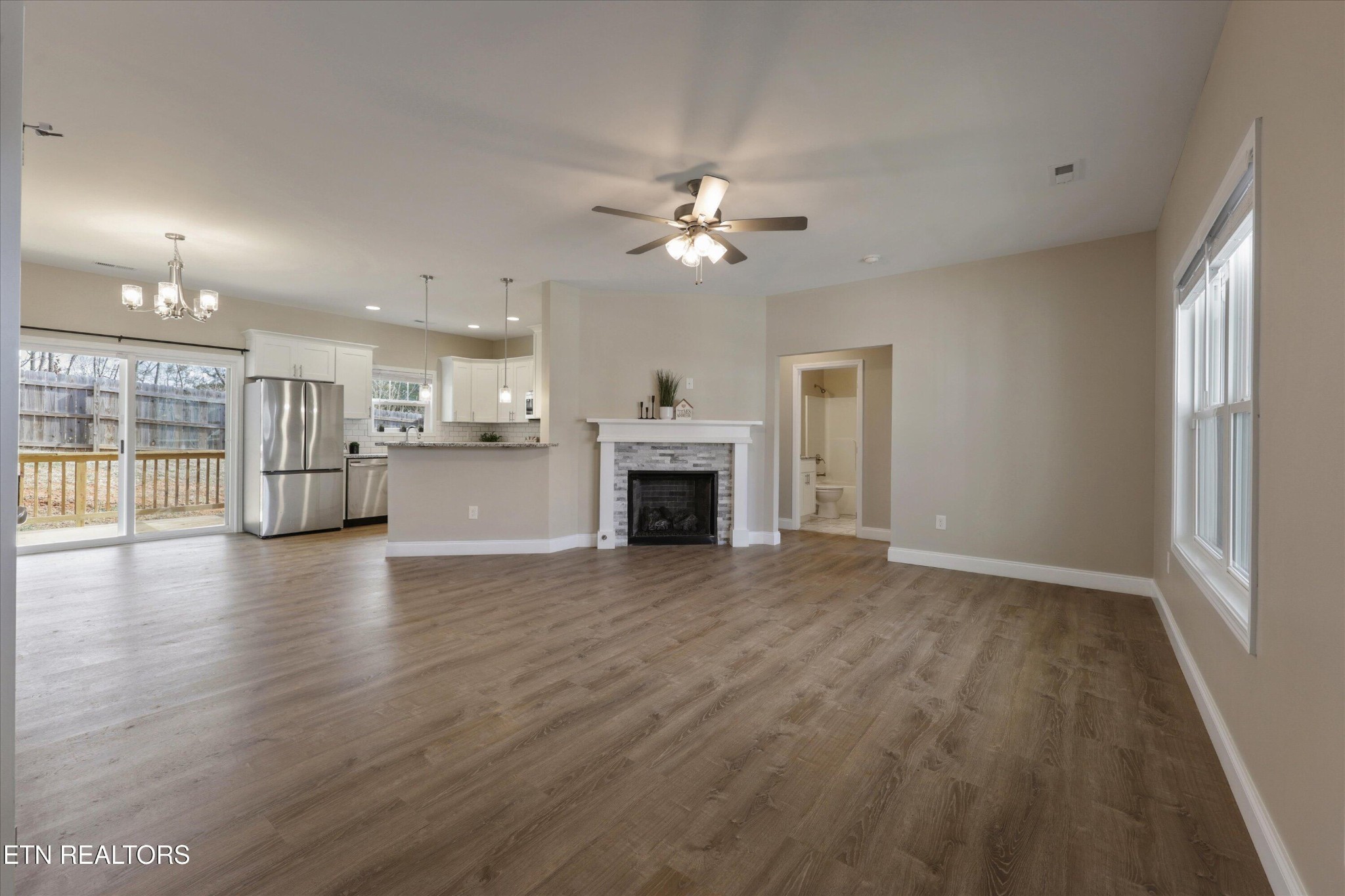 208 Daniel Morris Point Clinton, TN 37716 - Photo 3 of 32 Gallery Image 3