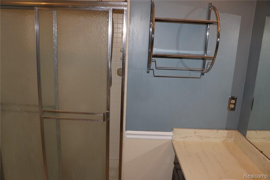 225 East Square Lake Road, Unit 1 Bloomfield Hills, MI 48302 - Photo 14 of 24 Master bathroom