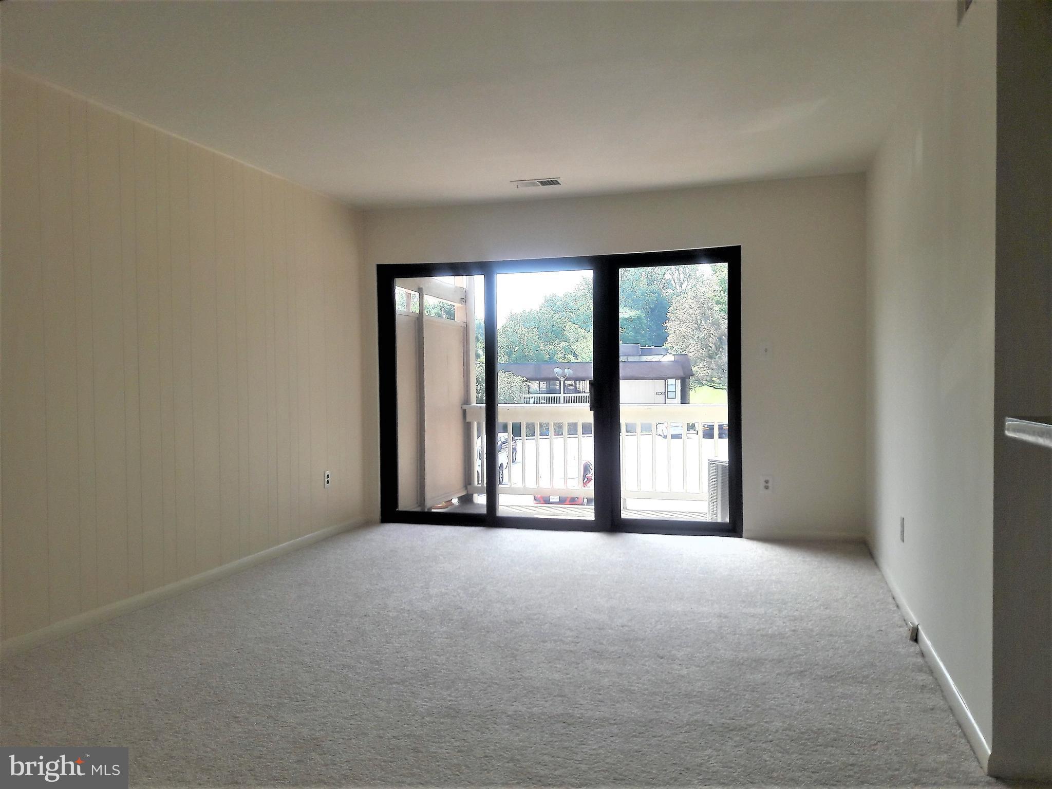 5806 Royal Ridge Drive, Unit E Springfield, VA 22152 - Photo 4 of 14 Living Room