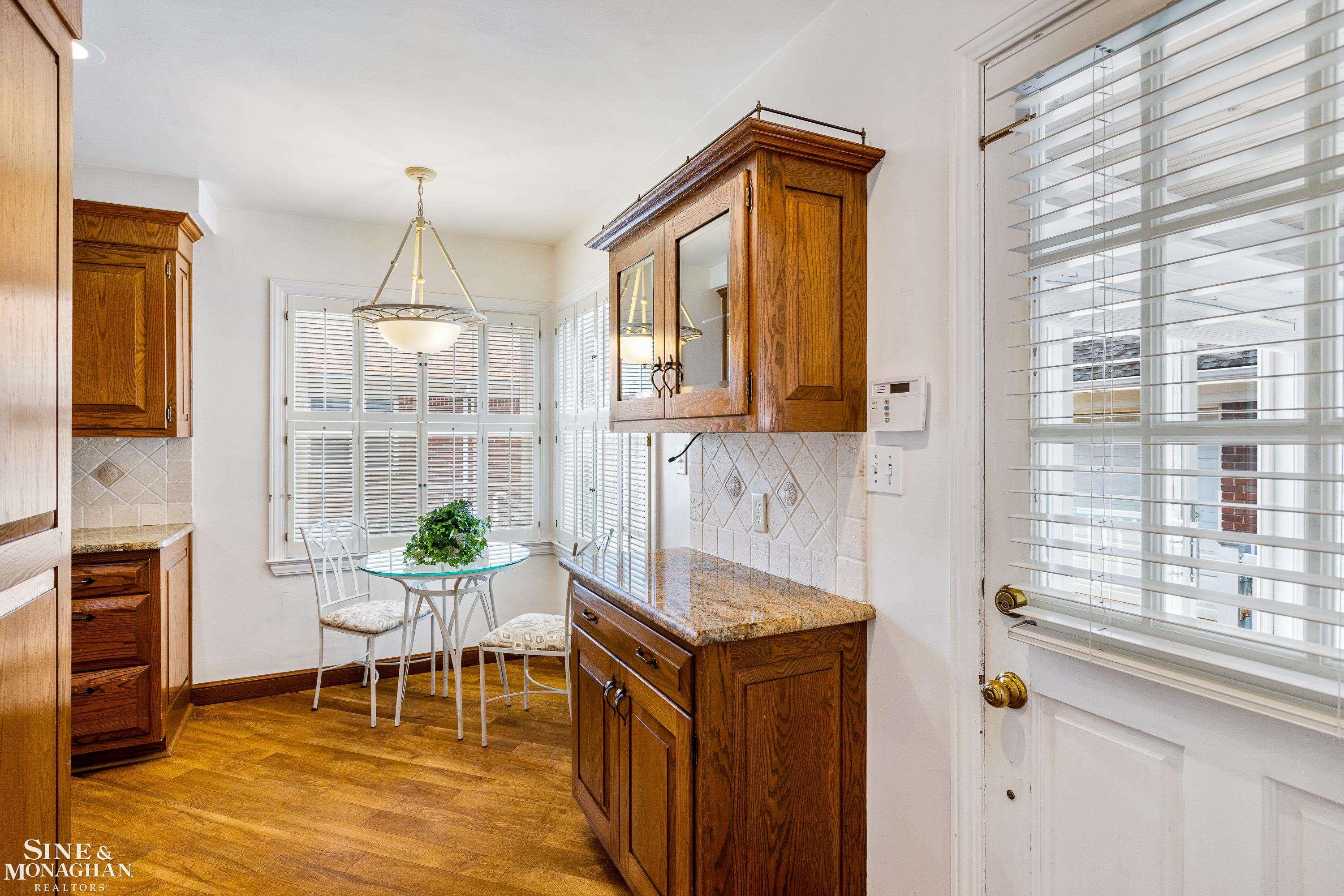 596 Hampton Road Grosse Pointe, MI 48236 - Photo 10 of 37 50116672-9.JPG
