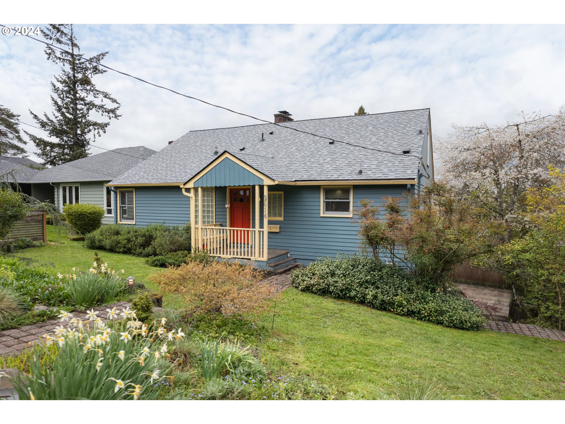 a view of a yard in front of house