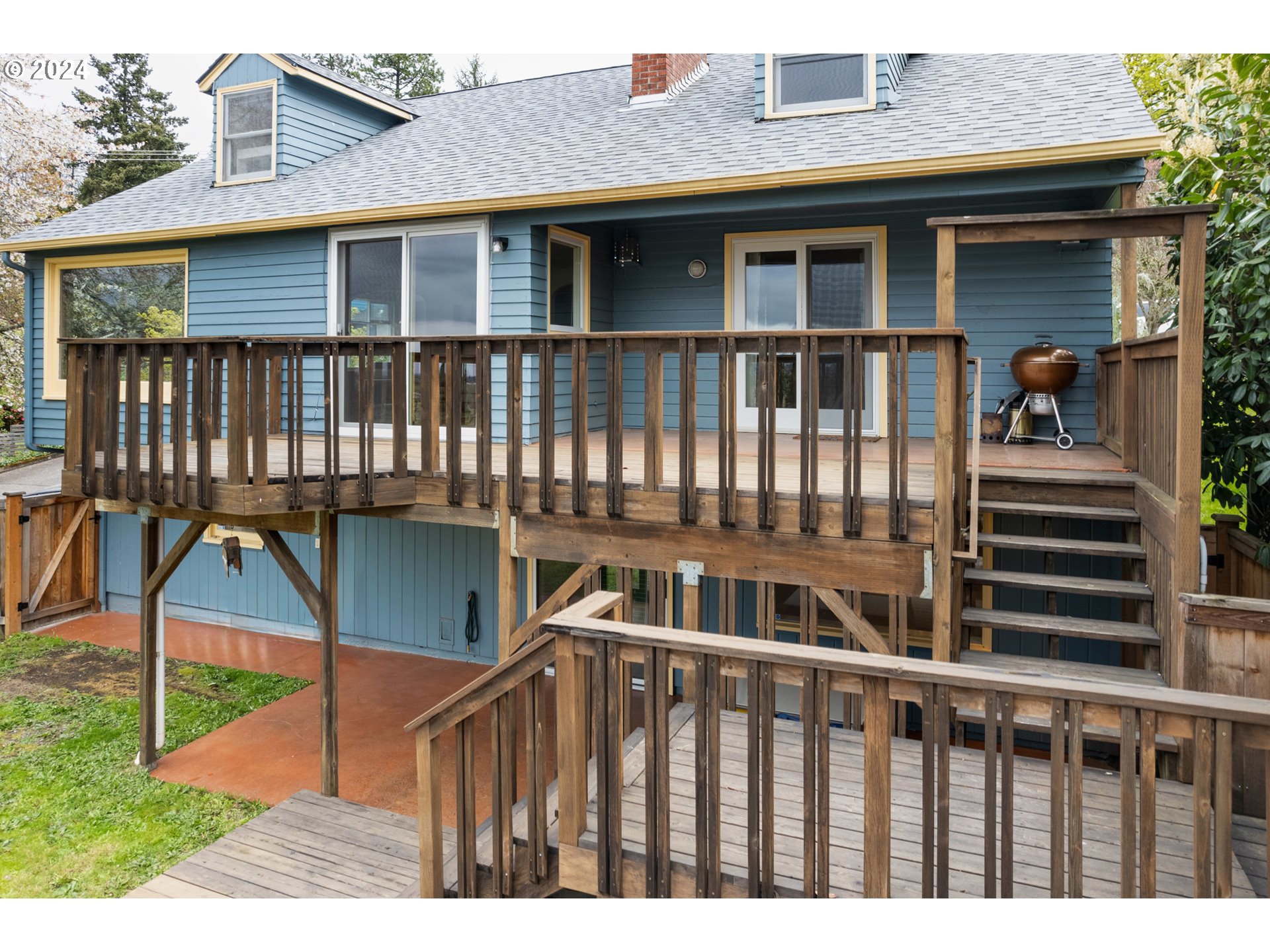 2614 Van Ness Street Eugene, OR 97403 - Photo 31 of 38 a front view of a house with a porch