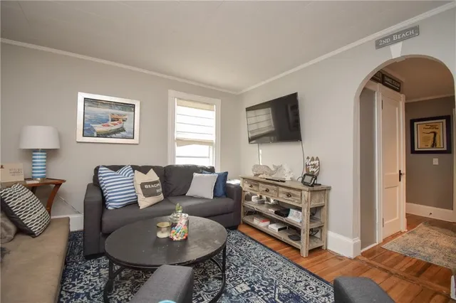 $3,400 | 16 Vaughan Avenue, Unit 2, Newport, RI 02840