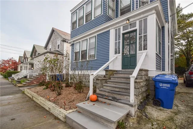 $3,400 | 16 Vaughan Avenue, Unit 2, Newport, RI 02840