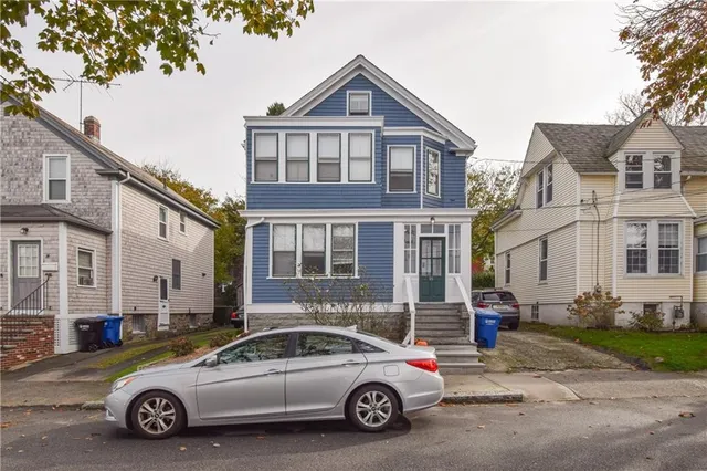 $3,400 | 16 Vaughan Avenue, Unit 2, Newport, RI 02840