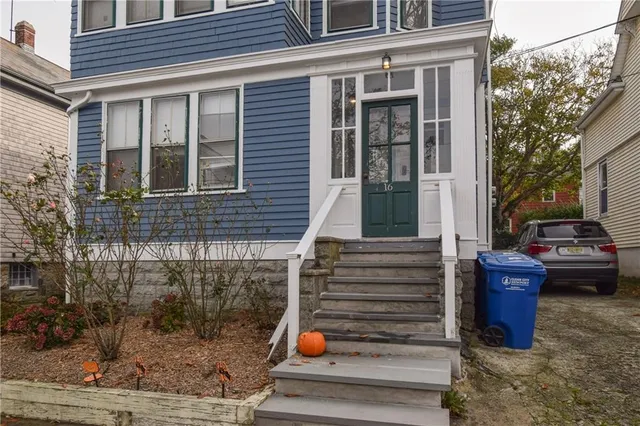 $3,400 | 16 Vaughan Avenue, Unit 2, Newport, RI 02840