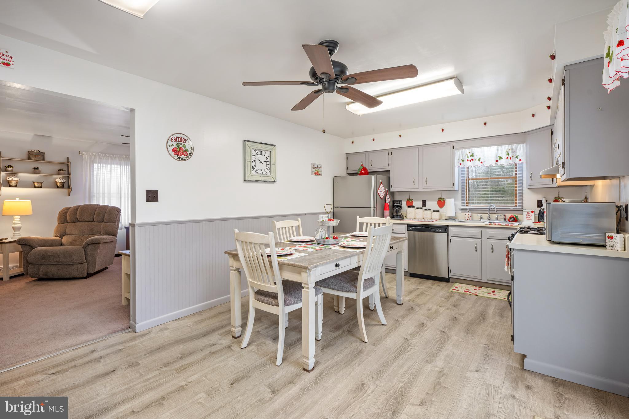 393 Newport Neck Road Newport, NJ 08345 - Photo 6 of 24 a living room with stainless steel appliances kitchen island a table and chairs in it