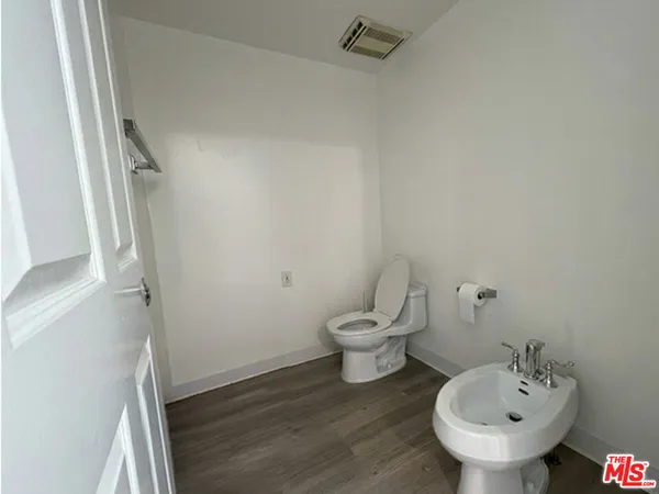 $8,723 | 555 South Barrington Avenue, Unit 223, Los Angeles, CA 90049