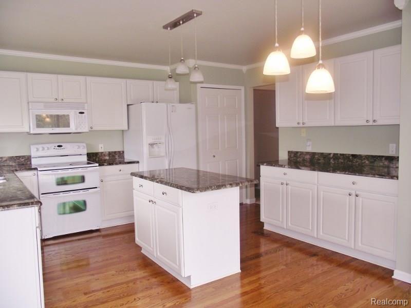 47057 Mornington Road Canton, MI 48188 - Photo 8 of 32 DSCF7084 (800x600).jpg