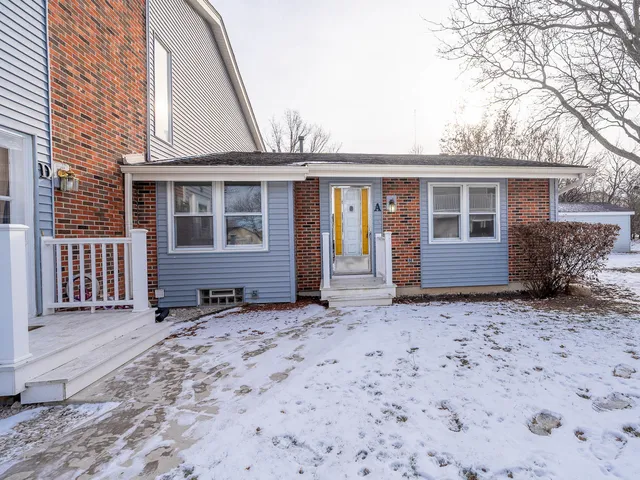 $299,900 | 330 Hampton Court, Unit A, Bloomingdale, IL 60108