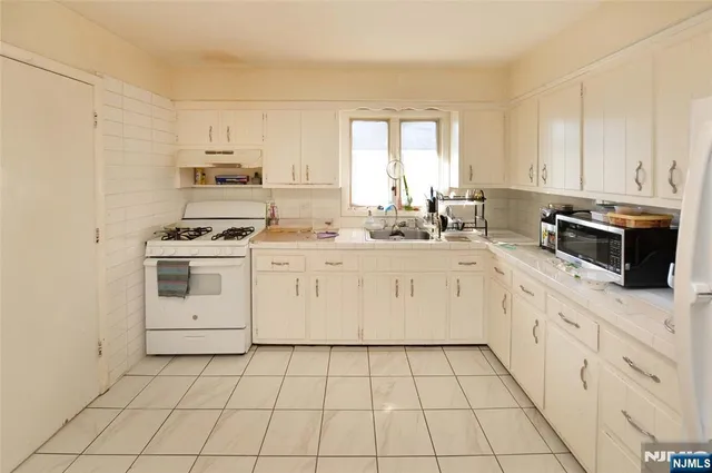 $3,250 | 100 Eastern Way, Rutherford, NJ 07070