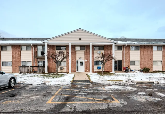 $1,800 | 685 East Fullerton Avenue, Unit 201, Glendale Heights, IL 60139