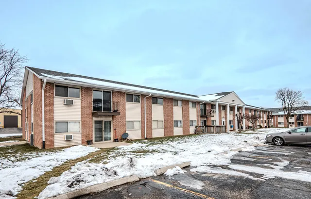 $1,800 | 685 East Fullerton Avenue, Unit 201, Glendale Heights, IL 60139