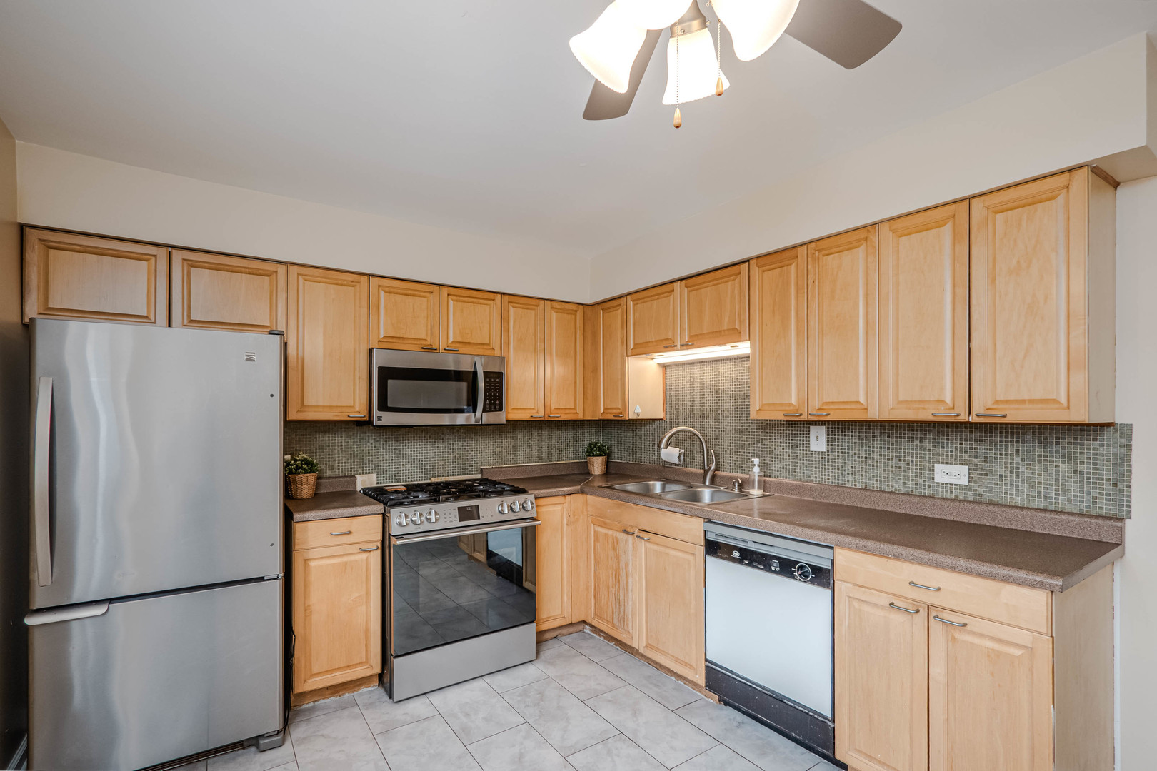 685 East Fullerton Avenue, Unit 201 Glendale Heights, IL 60139 - Photo 10 of 19