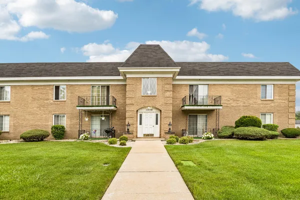 $165,000 | 1238 Camellia Drive, Unit 10, Munster, IN 46321