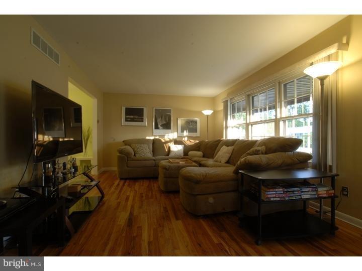 418 Longfield Road Newark, DE 19713 - Photo 3 of 13 Living Room