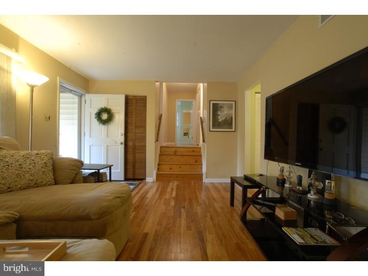 418 Longfield Road Newark, DE 19713 - Photo 4 of 13 Living Room