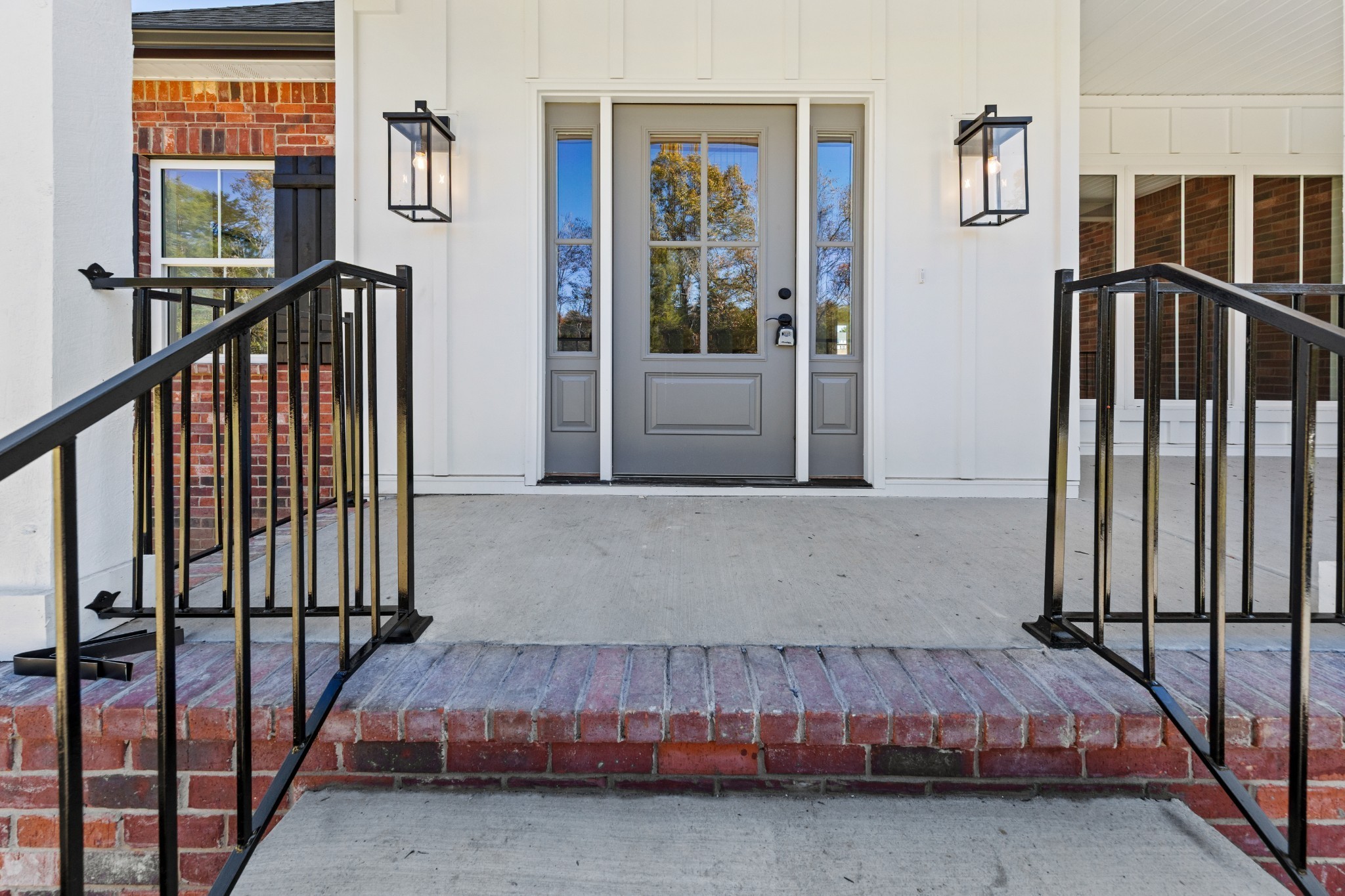 1675 Sulphur College Road Hartsville, TN 37074 - Photo 2 of 42 a living room with a bed next to a window