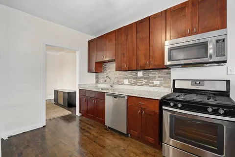 $2,100 | 3617 North Sawyer Avenue, Unit 1, Chicago, IL 60618