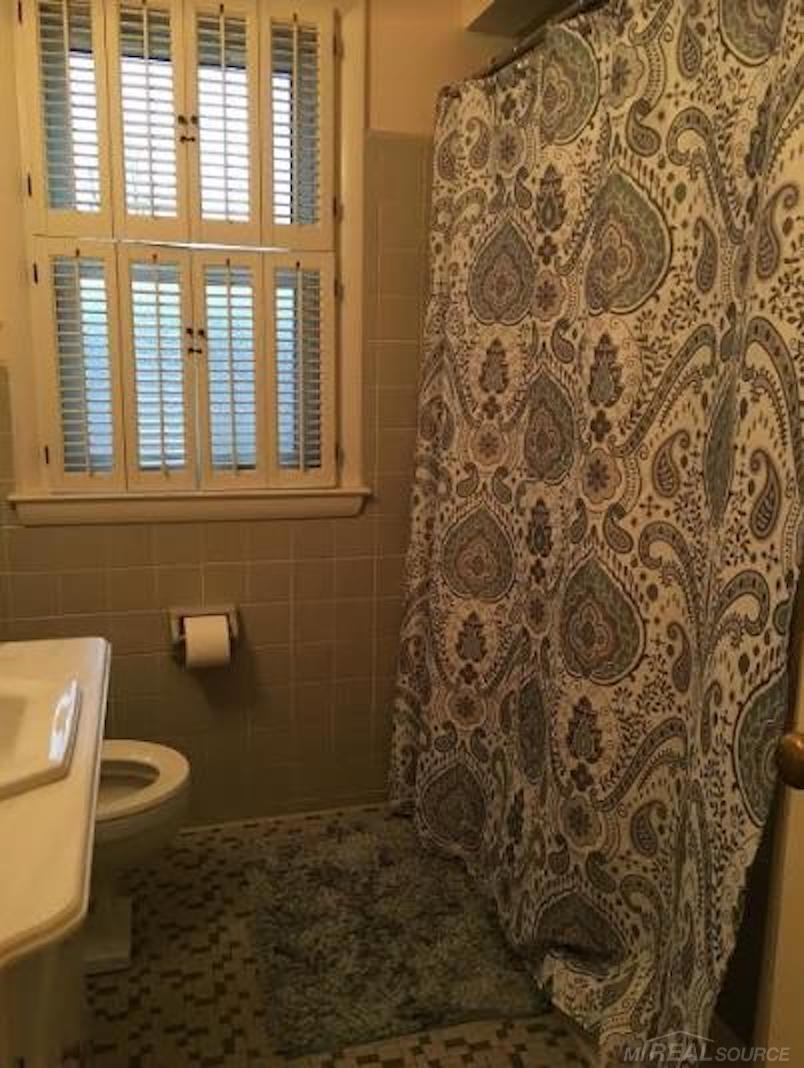 644 Cadieux Road Grosse Pointe, MI 48230 - Photo 17 of 22 50121616-17.JPG