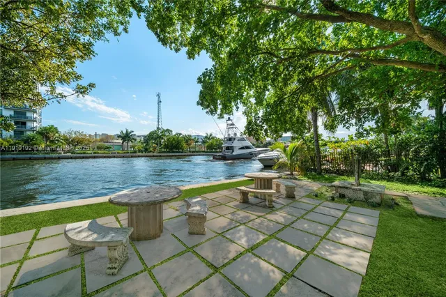 a view of front of house with a yard