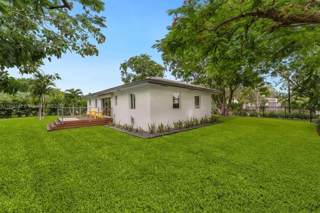 a view of a house with backyard
