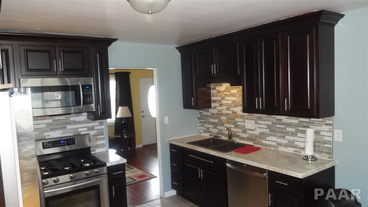 300 Devonshire Road Washington, IL 61571 - Photo 4 of 22 Gallery Image 4
