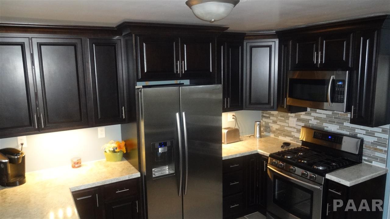 300 Devonshire Road Washington, IL 61571 - Photo 5 of 22 Gallery Image 5