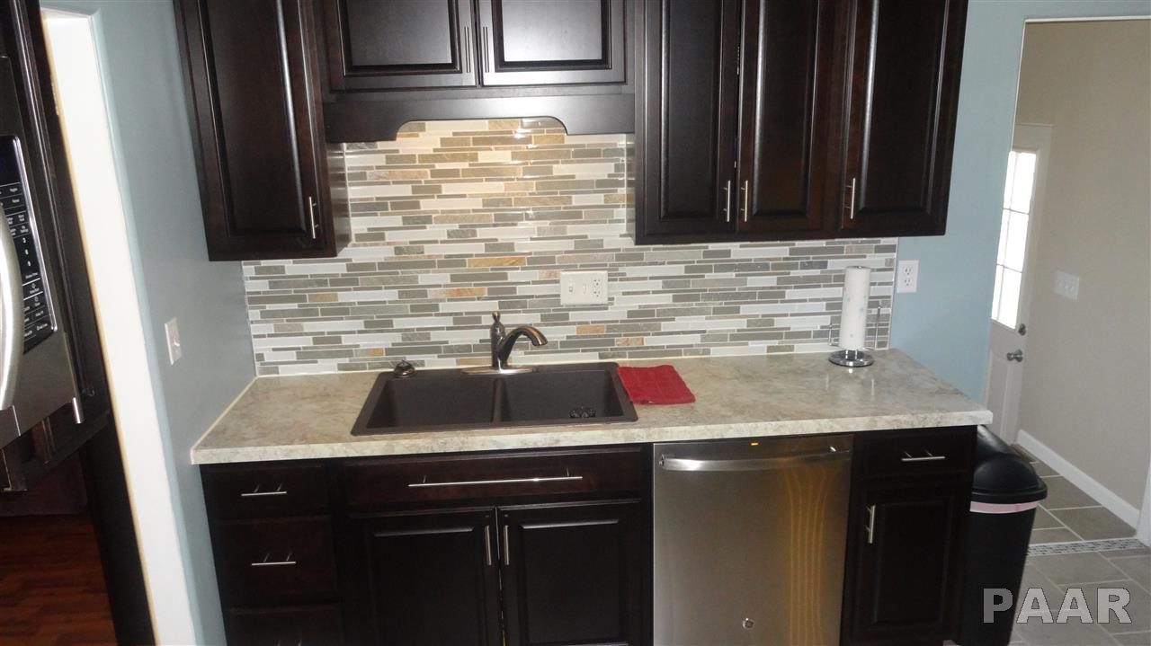 300 Devonshire Road Washington, IL 61571 - Photo 7 of 22 Gallery Image 7