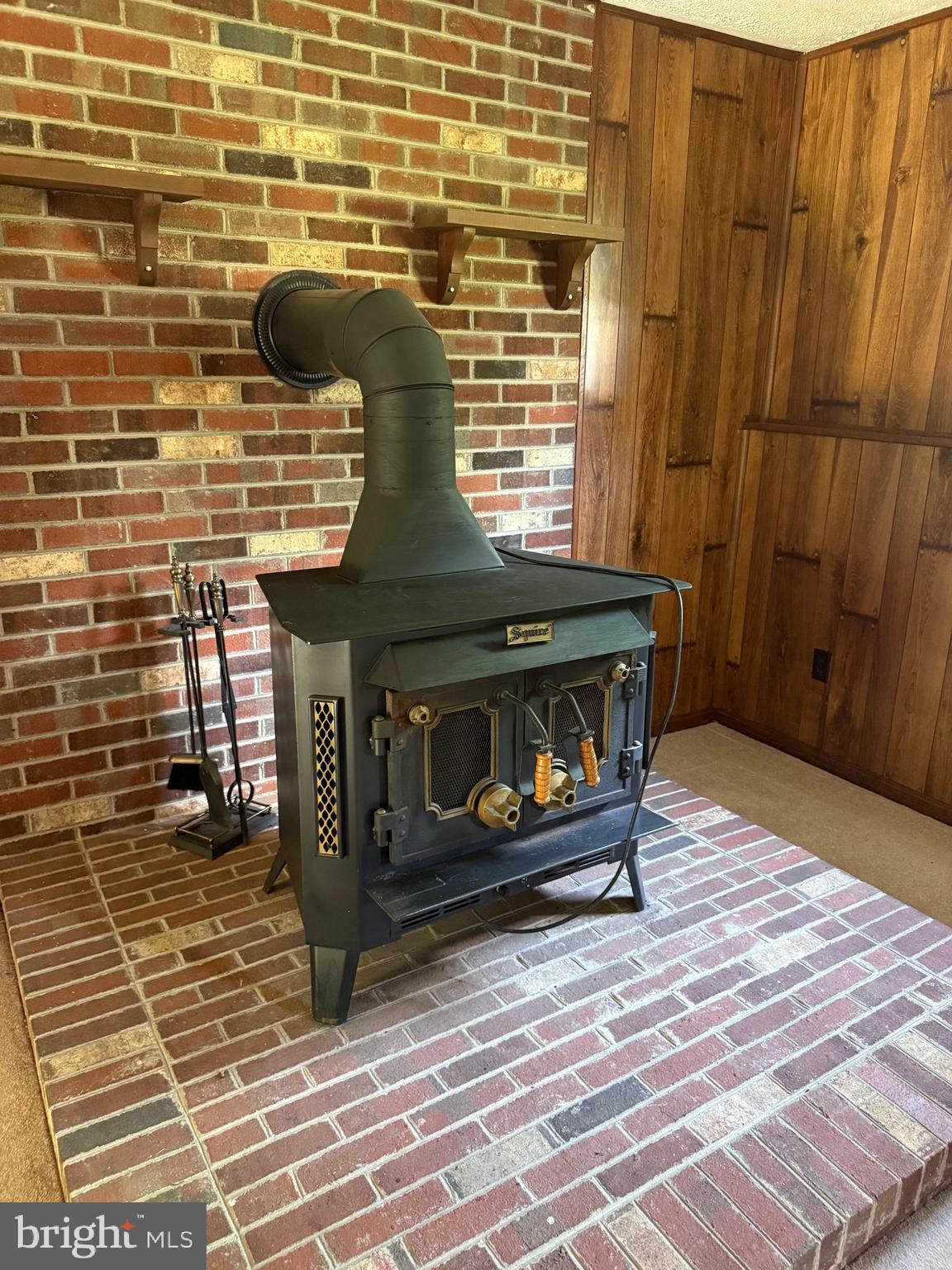 11724 Roosevelt Road Fredericksburg, VA 22407 - Photo 5 of 20 a stove top oven sitting inside of a room