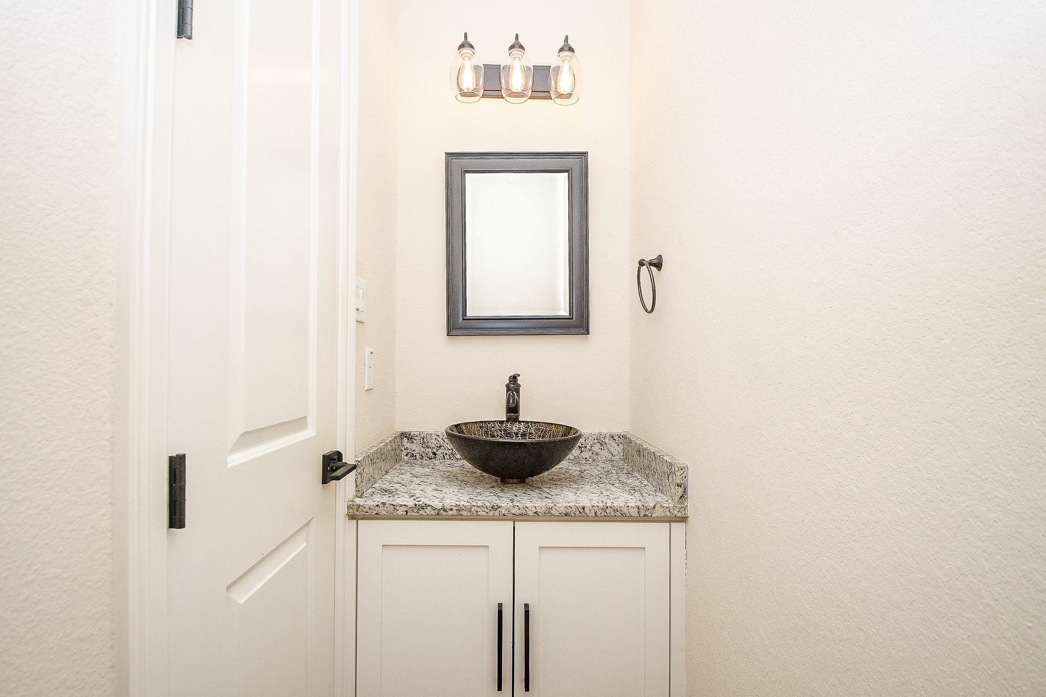 710 Stanford Street, Unit B Houston, TX 77019 - Photo 17 of 33 a bathroom with a sink and a mirror