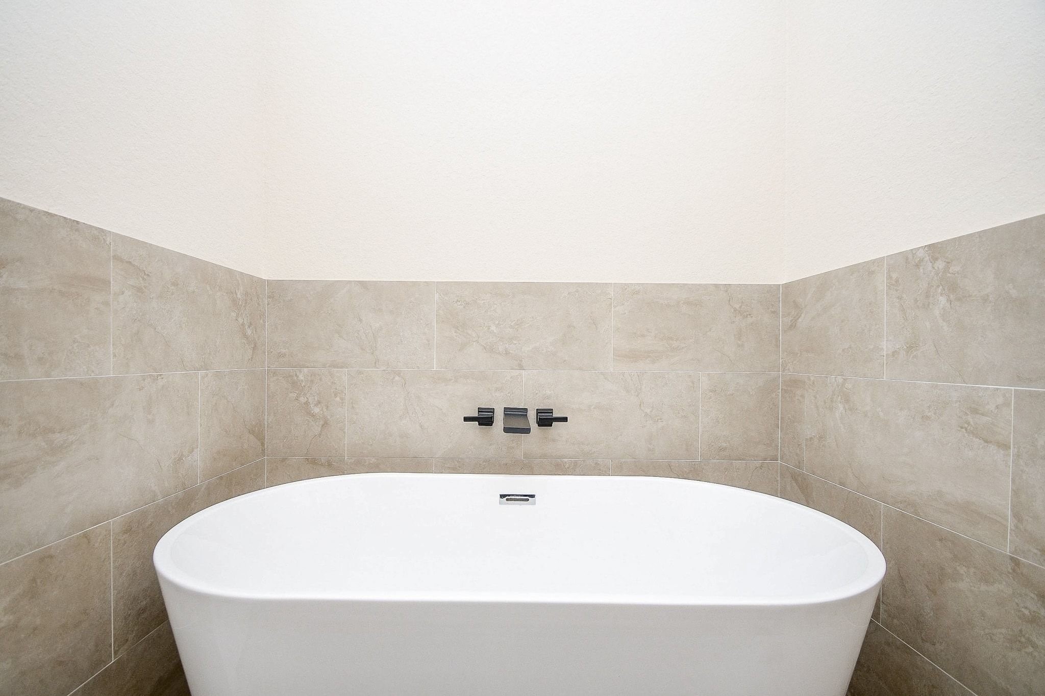 710 Stanford Street, Unit B Houston, TX 77019 - Photo 27 of 33 a bathroom with a bathtub