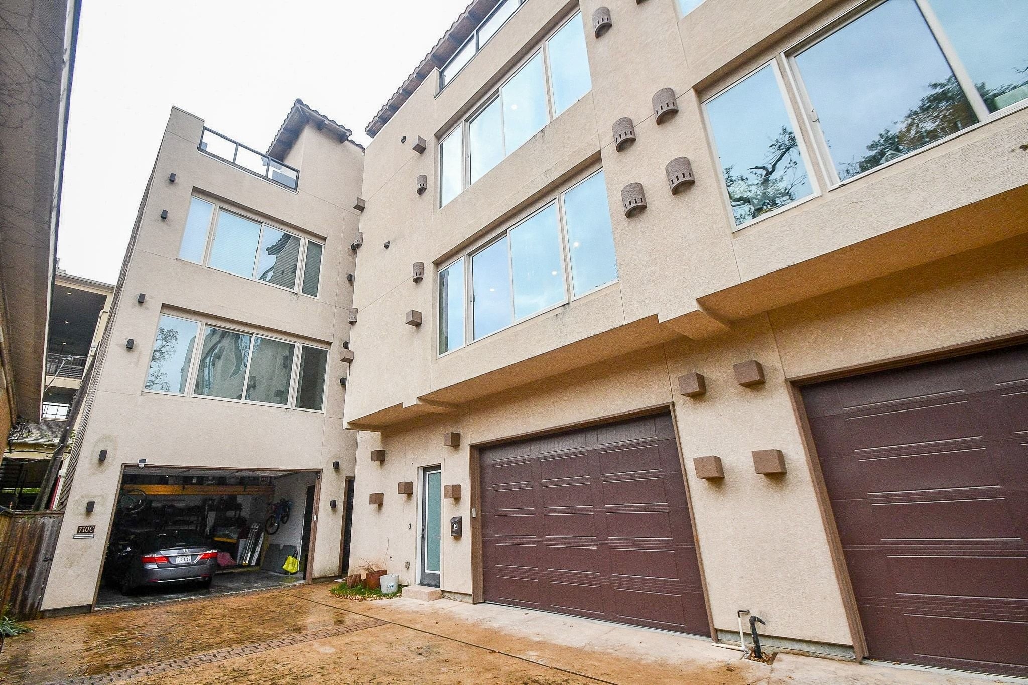 710 Stanford Street, Unit B Houston, TX 77019 - Photo 3 of 33 a building view