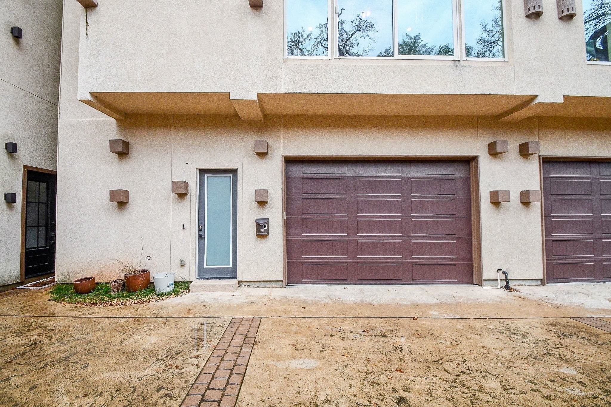 710 Stanford Street, Unit B Houston, TX 77019 - Photo 4 of 33 a front view of a house